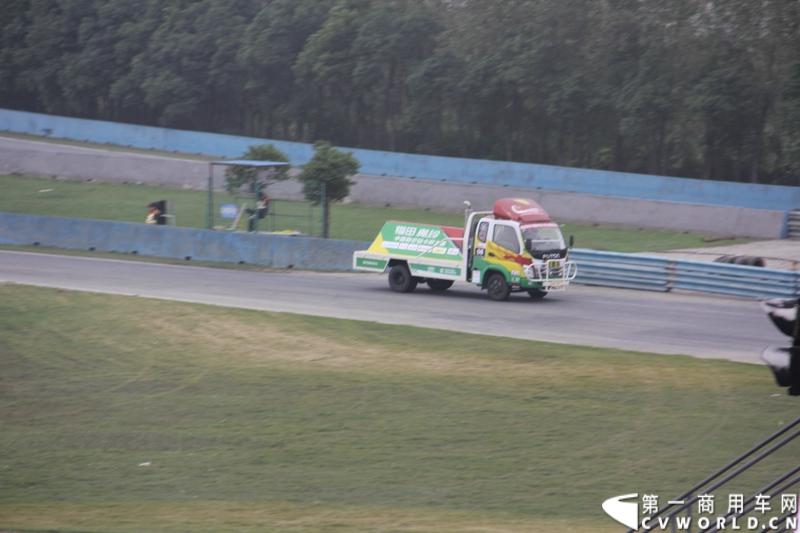 11月3日，2013（第五届）福田奥铃中国勒芒轻卡耐力赛全国总决赛在上海天马赛车场拉开终极对决的大幕。来自全国各大赛区的8支队伍上演了第五届勒芒的巅峰竞技，经过15个小时“换人不换车”的激烈角逐，来自吉林的吉林队以单圈1′42″825的优异成绩最终问鼎2013年福田奥铃中国勒芒赛全国总决赛冠军。图为比赛现场。