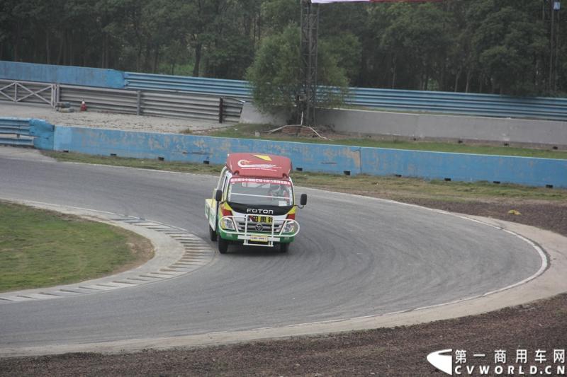 11月3日，2013（第五届）福田奥铃中国勒芒轻卡耐力赛全国总决赛在上海天马赛车场拉开终极对决的大幕。来自全国各大赛区的8支队伍上演了第五届勒芒的巅峰竞技，经过15个小时“换人不换车”的激烈角逐，来自吉林的吉林队以单圈1′42″825的优异成绩最终问鼎2013年福田奥铃中国勒芒赛全国总决赛冠军。图为比赛现场。