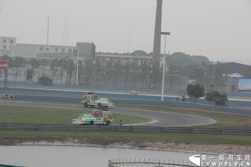 11月3日，2013（第五届）福田奥铃中国勒芒轻卡耐力赛全国总决赛在上海天马赛车场拉开终极对决的大幕。来自全国各大赛区的8支队伍上演了第五届勒芒的巅峰竞技，经过15个小时“换人不换车”的激烈角逐，来自吉林的吉林队以单圈1′42″825的优异成绩最终问鼎2013年福田奥铃中国勒芒赛全国总决赛冠军。图为比赛现场。