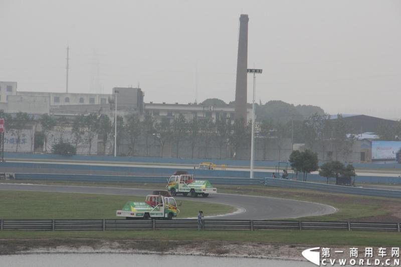 11月3日，2013（第五届）福田奥铃中国勒芒轻卡耐力赛全国总决赛在上海天马赛车场拉开终极对决的大幕。来自全国各大赛区的8支队伍上演了第五届勒芒的巅峰竞技，经过15个小时“换人不换车”的激烈角逐，来自吉林的吉林队以单圈1′42″825的优异成绩最终问鼎2013年福田奥铃中国勒芒赛全国总决赛冠军。图为比赛现场。