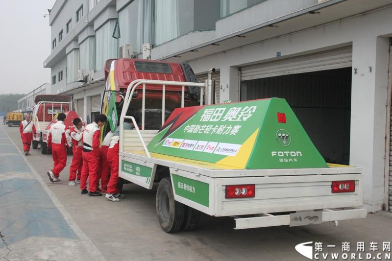 11月3日，2013（第五届）福田奥铃中国勒芒轻卡耐力赛全国总决赛在上海天马赛车场拉开终极对决的大幕。来自全国各大赛区的8支队伍上演了第五届勒芒的巅峰竞技，经过15个小时“换人不换车”的激烈角逐，来自吉林的吉林队以单圈1′42″825的优异成绩最终问鼎2013年福田奥铃中国勒芒赛全国总决赛冠军。图为比赛现场。