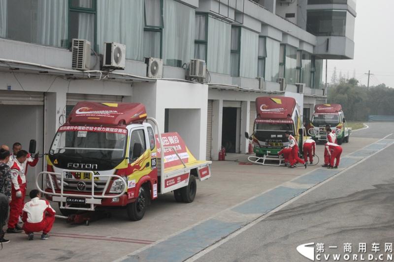 11月3日，2013（第五届）福田奥铃中国勒芒轻卡耐力赛全国总决赛在上海天马赛车场拉开终极对决的大幕。来自全国各大赛区的8支队伍上演了第五届勒芒的巅峰竞技，经过15个小时“换人不换车”的激烈角逐，来自吉林的吉林队以单圈1′42″825的优异成绩最终问鼎2013年福田奥铃中国勒芒赛全国总决赛冠军。图为比赛现场。