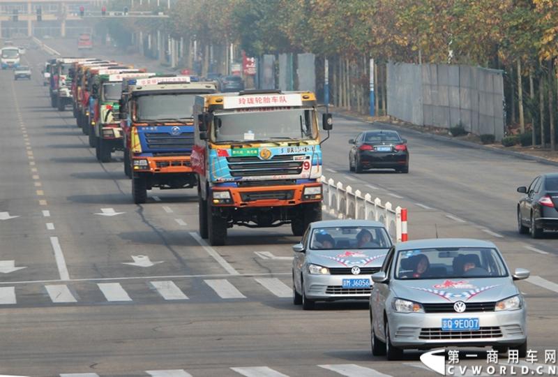 11月8日，山东招远将作为2013年卡车越野大赛年度总决赛的赛场再次联手赛车、赛手们为全国的卡车运动爱好者奉献一场充满速度与激情的饕餮盛宴。11月6日，卡车越野大赛决赛前暖场的连珠炮第二响——赛车巡游、车队实地堪路和试车活动接连带来一幕幕精彩。图为车队巡游。
