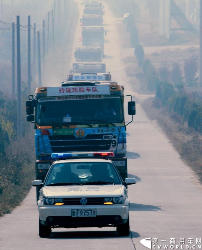 11月8日，山东招远将作为2013年卡车越野大赛年度总决赛的赛场再次联手赛车、赛手们为全国的卡车运动爱好者奉献一场充满速度与激情的饕餮盛宴。11月6日，卡车越野大赛决赛前暖场的连珠炮第二响——赛车巡游、车队实地堪路和试车活动接连带来一幕幕精彩。图为车队巡游。
