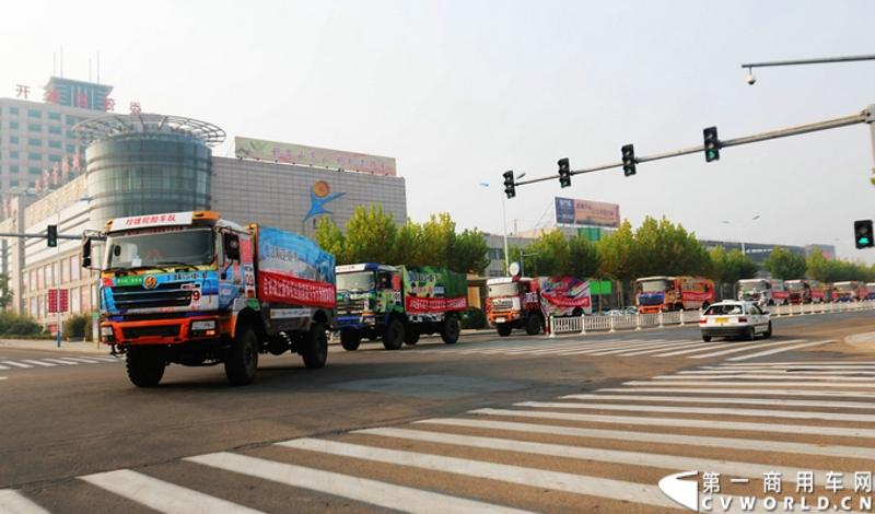 11月8日，山东招远将作为2013年卡车越野大赛年度总决赛的赛场再次联手赛车、赛手们为全国的卡车运动爱好者奉献一场充满速度与激情的饕餮盛宴。11月6日，卡车越野大赛决赛前暖场的连珠炮第二响——赛车巡游、车队实地堪路和试车活动接连带来一幕幕精彩。图为车队巡游。