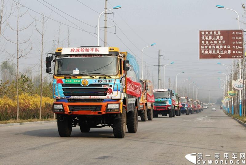 11月8日，山东招远将作为2013年卡车越野大赛年度总决赛的赛场再次联手赛车、赛手们为全国的卡车运动爱好者奉献一场充满速度与激情的饕餮盛宴。11月6日，卡车越野大赛决赛前暖场的连珠炮第二响——赛车巡游、车队实地堪路和试车活动接连带来一幕幕精彩。图为车队巡游。