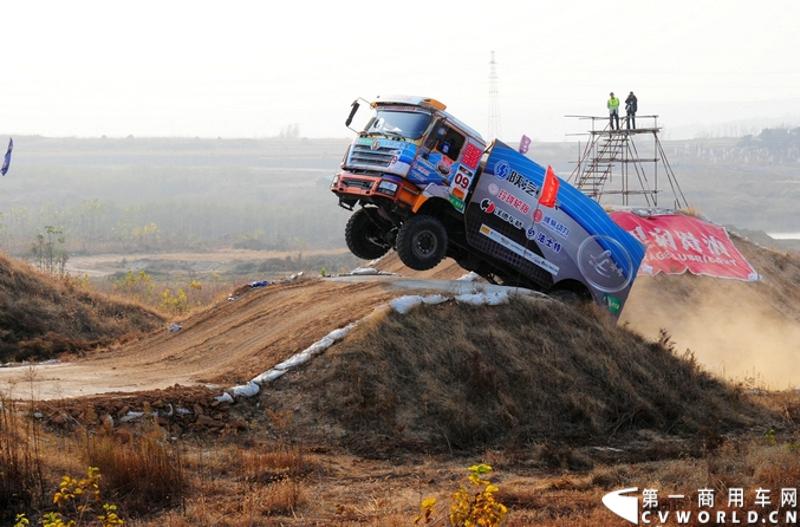 11月8日，山东招远将作为2013年卡车越野大赛年度总决赛的赛场再次联手赛车、赛手们为全国的卡车运动爱好者奉献一场充满速度与激情的饕餮盛宴。11月6日，卡车越野大赛决赛前暖场的连珠炮第二响——赛车巡游、车队实地堪路和试车活动接连带来一幕幕精彩。图为越野赛车车队进入赛场。图为试车现场。
