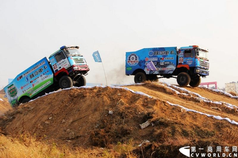 11月8日，山东招远将作为2013年卡车越野大赛年度总决赛的赛场再次联手赛车、赛手们为全国的卡车运动爱好者奉献一场充满速度与激情的饕餮盛宴。11月6日，卡车越野大赛决赛前暖场的连珠炮第二响——赛车巡游、车队实地堪路和试车活动接连带来一幕幕精彩。图为越野赛车车队进入赛场。图为试车现场。