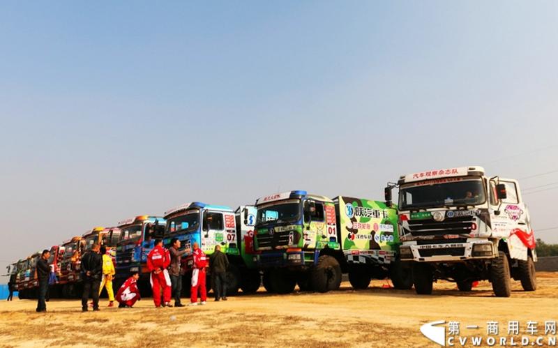 11月8日，山东招远将作为2013年卡车越野大赛年度总决赛的赛场再次联手赛车、赛手们为全国的卡车运动爱好者奉献一场充满速度与激情的饕餮盛宴。11月6日，卡车越野大赛决赛前暖场的连珠炮第二响——赛车巡游、车队实地堪路和试车活动接连带来一幕幕精彩。图为越野赛车车队进入赛场。图为试车现场。