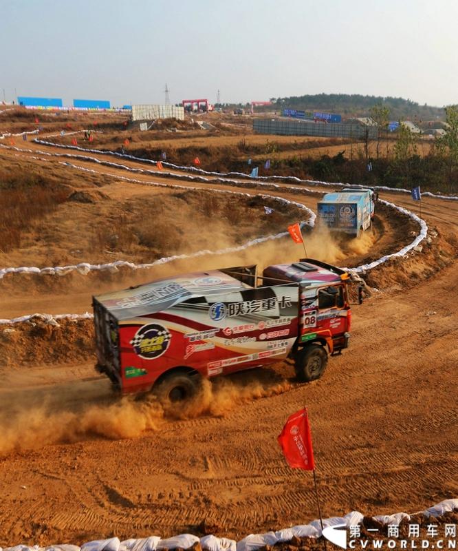 11月8日，山东招远将作为2013年卡车越野大赛年度总决赛的赛场再次联手赛车、赛手们为全国的卡车运动爱好者奉献一场充满速度与激情的饕餮盛宴。11月6日，卡车越野大赛决赛前暖场的连珠炮第二响——赛车巡游、车队实地堪路和试车活动接连带来一幕幕精彩。图为越野赛车车队进入赛场。图为试车现场。