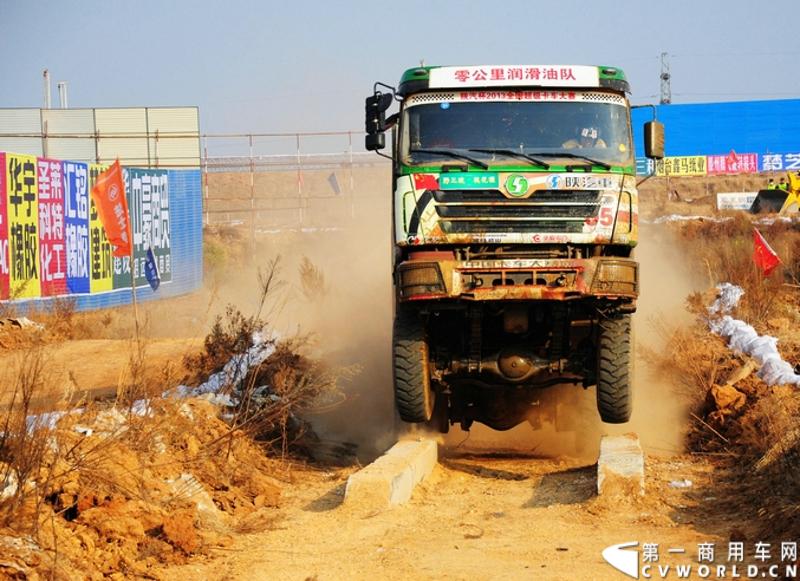 11月8日，山东招远将作为2013年卡车越野大赛年度总决赛的赛场再次联手赛车、赛手们为全国的卡车运动爱好者奉献一场充满速度与激情的饕餮盛宴。11月6日，卡车越野大赛决赛前暖场的连珠炮第二响——赛车巡游、车队实地堪路和试车活动接连带来一幕幕精彩。图为越野赛车车队进入赛场。图为试车现场。