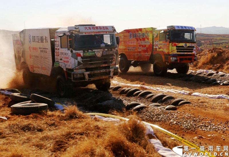 经过了第一天的启动晚会和第二天的赛车巡游后，2013年卡车越野大赛招远站的比赛迎来了真刀真枪的较量——年度总决赛的预赛于11月7日精彩上演。尽管今天举行的仅仅是积分靠后的六支车队争夺最后两个晋级总决赛名额的半决赛，但仍有不少当地闻讯而来的观众来到比赛场地提前领略卡车越野大赛的独特魅力。

