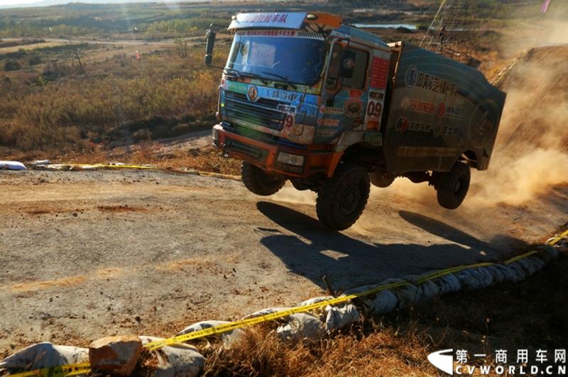 经过了第一天的启动晚会和第二天的赛车巡游后，2013年卡车越野大赛招远站的比赛迎来了真刀真枪的较量——年度总决赛的预赛于11月7日精彩上演。尽管今天举行的仅仅是积分靠后的六支车队争夺最后两个晋级总决赛名额的半决赛，但仍有不少当地闻讯而来的观众来到比赛场地提前领略卡车越野大赛的独特魅力。

