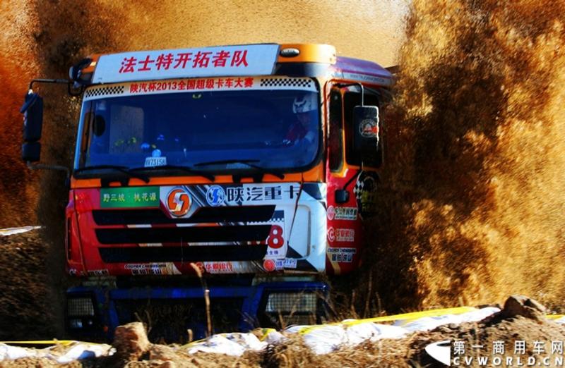 经过了第一天的启动晚会和第二天的赛车巡游后，2013年卡车越野大赛招远站的比赛迎来了真刀真枪的较量——年度总决赛的预赛于11月7日精彩上演。尽管今天举行的仅仅是积分靠后的六支车队争夺最后两个晋级总决赛名额的半决赛，但仍有不少当地闻讯而来的观众来到比赛场地提前领略卡车越野大赛的独特魅力。

