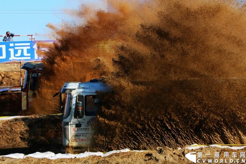 经过了第一天的启动晚会和第二天的赛车巡游后，2013年卡车越野大赛招远站的比赛迎来了真刀真枪的较量——年度总决赛的预赛于11月7日精彩上演。尽管今天举行的仅仅是积分靠后的六支车队争夺最后两个晋级总决赛名额的半决赛，但仍有不少当地闻讯而来的观众来到比赛场地提前领略卡车越野大赛的独特魅力。

