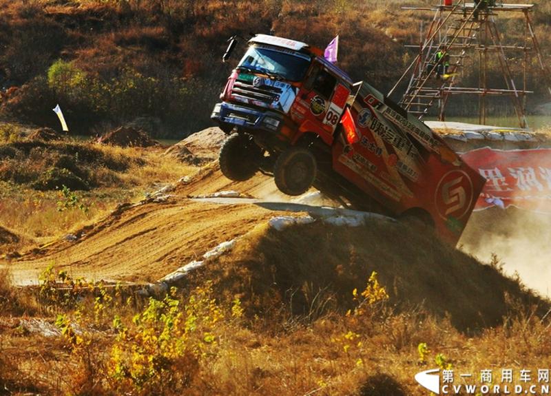 经过了第一天的启动晚会和第二天的赛车巡游后，2013年卡车越野大赛招远站的比赛迎来了真刀真枪的较量——年度总决赛的预赛于11月7日精彩上演。尽管今天举行的仅仅是积分靠后的六支车队争夺最后两个晋级总决赛名额的半决赛，但仍有不少当地闻讯而来的观众来到比赛场地提前领略卡车越野大赛的独特魅力。

