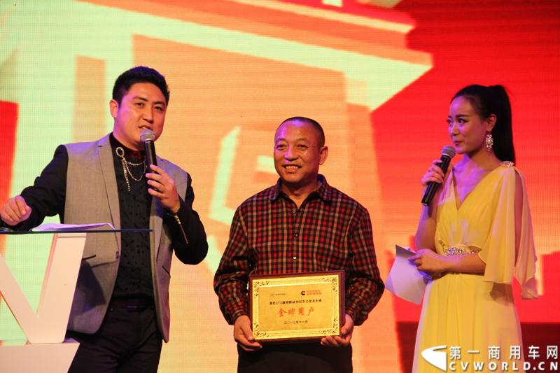 11月3日，2013（第五届）福田奥铃中国勒芒轻卡耐力赛全国总决赛在上海天马赛车场拉开终极对决的大幕。来自全国各大赛区的8支队伍上演了第五届勒芒的巅峰竞技，经过15个小时“换人不换车”的激烈角逐，来自吉林的吉林队以单圈1′42″825的优异成绩最终问鼎2013年福田奥铃中国勒芒赛全国总决赛冠军。图为奥铃金牌用户颁奖。