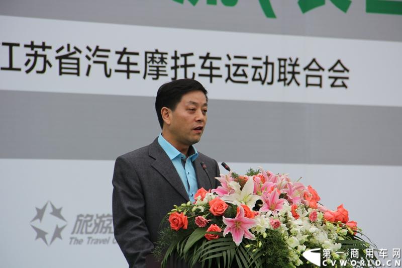 11月3日，2013（第五届）福田奥铃中国勒芒轻卡耐力赛全国总决赛在上海天马赛车场拉开终极对决的大幕。来自全国各大赛区的8支队伍上演了第五届勒芒的巅峰竞技，经过15个小时“换人不换车”的激烈角逐，来自吉林的吉林队以单圈1′42″825的优异成绩最终问鼎2013年福田奥铃中国勒芒赛全国总决赛冠军。图为福田康明斯发动机有限公司副总经理戴松高致辞。