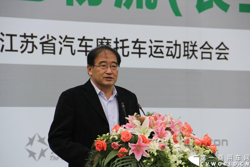 11月3日，2013（第五届）福田奥铃中国勒芒轻卡耐力赛全国总决赛在上海天马赛车场拉开终极对决的大幕。来自全国各大赛区的8支队伍上演了第五届勒芒的巅峰竞技，经过15个小时“换人不换车”的激烈角逐，来自吉林的吉林队以单圈1′42″825的优异成绩最终问鼎2013年福田奥铃中国勒芒赛全国总决赛冠军。图为国家体育总局汽车摩托车运动管理处主任韦迪致辞。