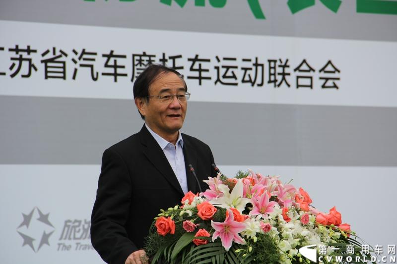 11月3日，2013（第五届）福田奥铃中国勒芒轻卡耐力赛全国总决赛在上海天马赛车场拉开终极对决的大幕。来自全国各大赛区的8支队伍上演了第五届勒芒的巅峰竞技，经过15个小时“换人不换车”的激烈角逐，来自吉林的吉林队以单圈1′42″825的优异成绩最终问鼎2013年福田奥铃中国勒芒赛全国总决赛冠军。图为国家体育总局汽车摩托车运动管理中心汽车二部主任羡桐春致辞。