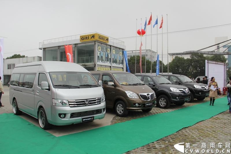 11月3日，2013（第五届）福田奥铃中国勒芒轻卡耐力赛全国总决赛在上海天马赛车场拉开终极对决的大幕。来自全国各大赛区的8支队伍上演了第五届勒芒的巅峰竞技，经过15个小时“换人不换车”的激烈角逐，来自吉林的吉林队以单圈1′42″825的优异成绩最终问鼎2013年福田奥铃中国勒芒赛全国总决赛冠军。图为现场展车。