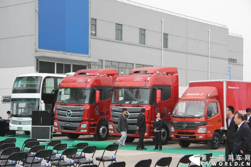 11月3日，2013（第五届）福田奥铃中国勒芒轻卡耐力赛全国总决赛在上海天马赛车场拉开终极对决的大幕。来自全国各大赛区的8支队伍上演了第五届勒芒的巅峰竞技，经过15个小时“换人不换车”的激烈角逐，来自吉林的吉林队以单圈1′42″825的优异成绩最终问鼎2013年福田奥铃中国勒芒赛全国总决赛冠军。图为现场展车。