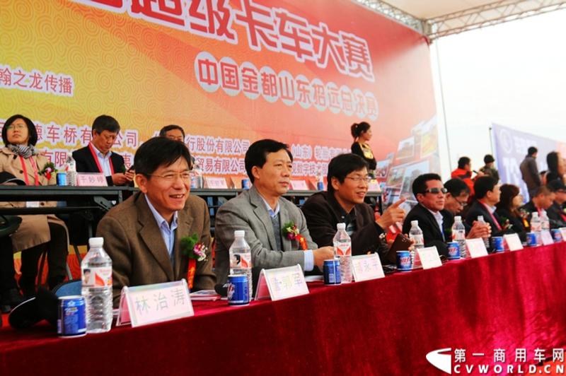 陕汽杯2013全国超级卡车越野大赛2013年度总决赛11月8日在“中国金都”招远市激情上演。这场让无数人期待已久的速度与激情盛宴通过中央电视台的直播映入全国卡车运动爱好者们的眼帘，他们共同见证了华夏银行ETC卡车队将10万元黄金大奖揽入怀中，自由战士服饰队和零公里润滑油队分获亚军和季军。侯红宁则凭借着出众的实力夺得年度个人第一名。图为嘉宾观看精彩比赛。