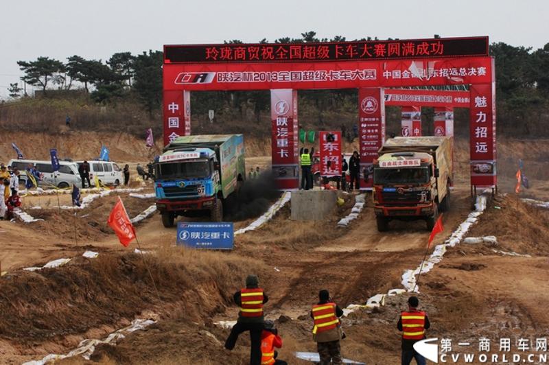 陕汽杯2013全国超级卡车越野大赛2013年度总决赛11月8日在“中国金都”招远市激情上演。这场让无数人期待已久的速度与激情盛宴通过中央电视台的直播映入全国卡车运动爱好者们的眼帘，他们共同见证了华夏银行ETC卡车队将10万元黄金大奖揽入怀中，自由战士服饰队和零公里润滑油队分获亚军和季军。侯红宁则凭借着出众的实力夺得年度个人第一名。图为精彩比赛现场。