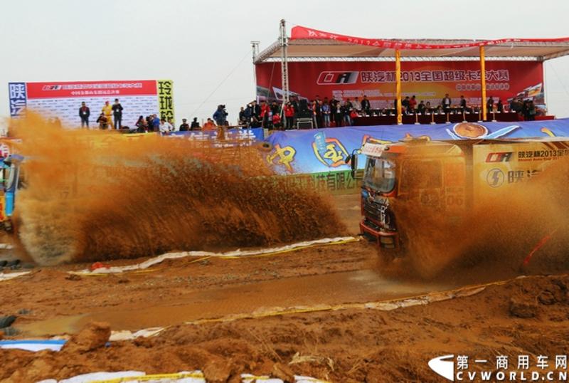 陕汽杯2013全国超级卡车越野大赛2013年度总决赛11月8日在“中国金都”招远市激情上演。这场让无数人期待已久的速度与激情盛宴通过中央电视台的直播映入全国卡车运动爱好者们的眼帘，他们共同见证了华夏银行ETC卡车队将10万元黄金大奖揽入怀中，自由战士服饰队和零公里润滑油队分获亚军和季军。侯红宁则凭借着出众的实力夺得年度个人第一名。图为精彩比赛现场。
