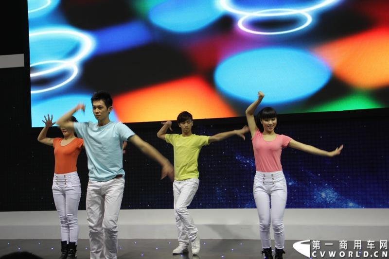 2013年11月21日，第十一届广州国际车展盛大开幕，福田汽车携旗下蒙派克S级、蒙派克E级、风景、拓陆者以及萨普征服者皮卡等7款重点产品亮相。车展现场，福田汽车正式发布2014新品路线图，同时现场揭晓了福田汽车南极品质之旅活动中“极地司机”和“极地梦想家”的最终名单。图为活动现场。