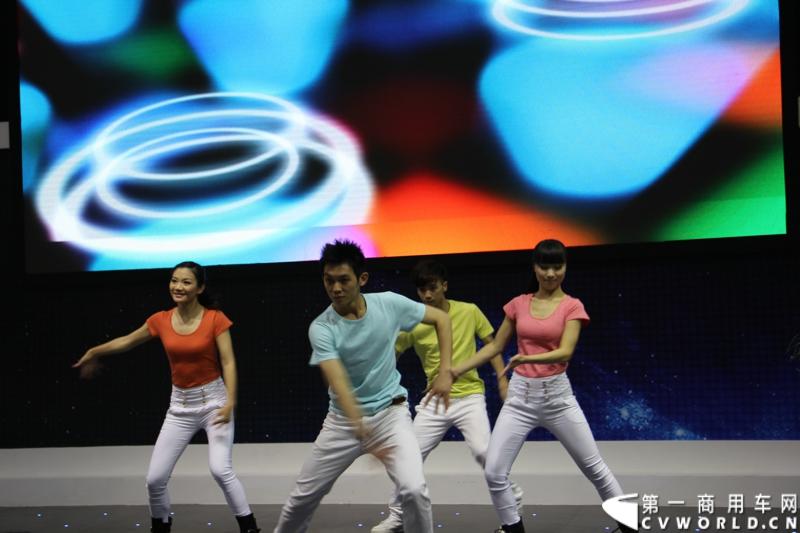 2013年11月21日，第十一届广州国际车展盛大开幕，福田汽车携旗下蒙派克S级、蒙派克E级、风景、拓陆者以及萨普征服者皮卡等7款重点产品亮相。车展现场，福田汽车正式发布2014新品路线图，同时现场揭晓了福田汽车南极品质之旅活动中“极地司机”和“极地梦想家”的最终名单。图为活动现场。