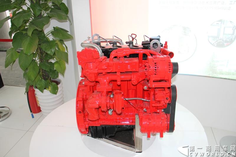 2013年11月21日，第十一届广州国际车展盛大开幕，福田汽车携旗下蒙派克S级、蒙派克E级、风景、拓陆者以及萨普征服者皮卡等7款重点产品亮相。车展现场，福田汽车正式发布2014新品路线图，同时现场揭晓了福田汽车南极品质之旅活动中“极地司机”和“极地梦想家”的最终名单。图为福田康明斯ISF轻型发动机。