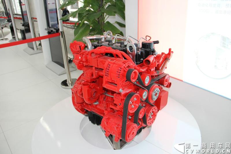 2013年11月21日，第十一届广州国际车展盛大开幕，福田汽车携旗下蒙派克S级、蒙派克E级、风景、拓陆者以及萨普征服者皮卡等7款重点产品亮相。车展现场，福田汽车正式发布2014新品路线图，同时现场揭晓了福田汽车南极品质之旅活动中“极地司机”和“极地梦想家”的最终名单。图为福田康明斯ISF轻型发动机。