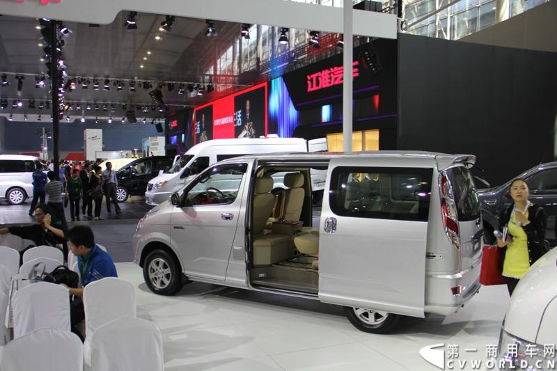 2013年11月21日，第十一届广州国际车展盛大开幕，福田汽车携旗下蒙派克S级、蒙派克E级、风景、拓陆者以及萨普征服者皮卡等7款重点产品亮相。车展现场，福田汽车正式发布2014新品路线图，同时现场揭晓了福田汽车南极品质之旅活动中“极地司机”和“极地梦想家”的最终名单。图为福田蒙派克S级 。