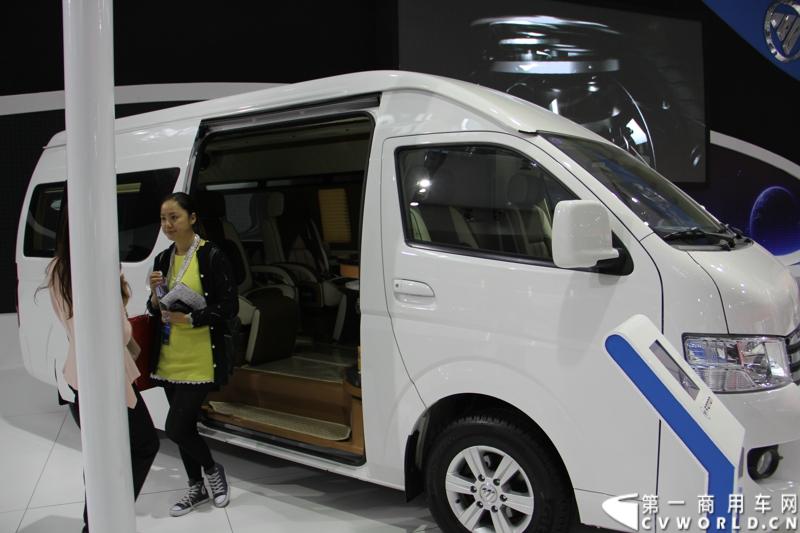 2013年11月21日，第十一届广州国际车展盛大开幕，福田汽车携旗下蒙派克S级、蒙派克E级、风景、拓陆者以及萨普征服者皮卡等7款重点产品亮相。车展现场，福田汽车正式发布2014新品路线图，同时现场揭晓了福田汽车南极品质之旅活动中“极地司机”和“极地梦想家”的最终名单。图为福田蒙派克S级 。