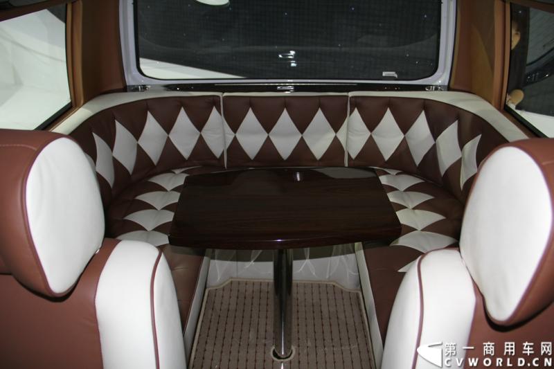 2013年11月21日，第十一届广州国际车展盛大开幕，福田汽车携旗下蒙派克S级、蒙派克E级、风景、拓陆者以及萨普征服者皮卡等7款重点产品亮相。车展现场，福田汽车正式发布2014新品路线图，同时现场揭晓了福田汽车南极品质之旅活动中“极地司机”和“极地梦想家”的最终名单。图为福田蒙派克S级 。