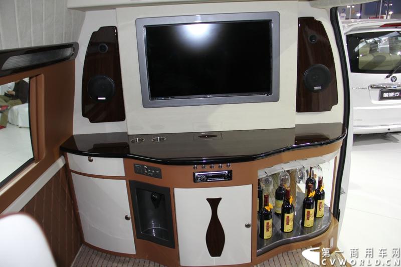 2013年11月21日，第十一届广州国际车展盛大开幕，福田汽车携旗下蒙派克S级、蒙派克E级、风景、拓陆者以及萨普征服者皮卡等7款重点产品亮相。车展现场，福田汽车正式发布2014新品路线图，同时现场揭晓了福田汽车南极品质之旅活动中“极地司机”和“极地梦想家”的最终名单。图为福田蒙派克S级 。