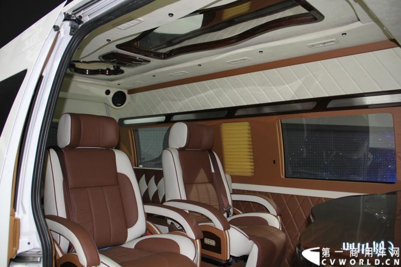 2013年11月21日，第十一届广州国际车展盛大开幕，福田汽车携旗下蒙派克S级、蒙派克E级、风景、拓陆者以及萨普征服者皮卡等7款重点产品亮相。车展现场，福田汽车正式发布2014新品路线图，同时现场揭晓了福田汽车南极品质之旅活动中“极地司机”和“极地梦想家”的最终名单。图为福田蒙派克S级 。