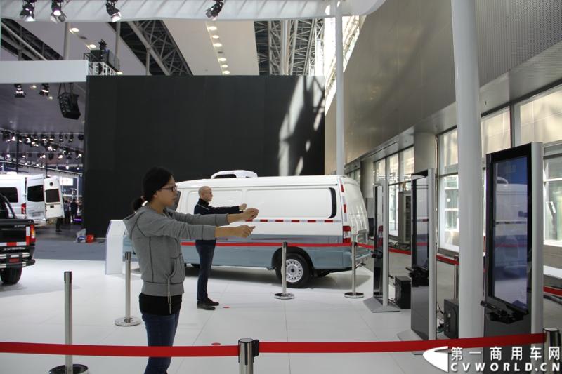 2013年11月21日，第十一届广州国际车展盛大开幕，福田汽车携旗下蒙派克S级、蒙派克E级、风景、拓陆者以及萨普征服者皮卡等7款重点产品亮相。车展现场，福田汽车正式发布2014新品路线图，同时现场揭晓了福田汽车南极品质之旅活动中“极地司机”和“极地梦想家”的最终名单。图为福田展台的模拟赛车游戏 。