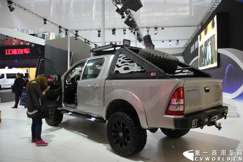 2013年11月21日，第十一届广州国际车展盛大开幕，福田汽车携旗下蒙派克S级、蒙派克E级、风景、拓陆者以及萨普征服者皮卡等7款重点产品亮相。车展现场，福田汽车正式发布2014新品路线图，同时现场揭晓了福田汽车南极品质之旅活动中“极地司机”和“极地梦想家”的最终名单。图为拓陆者高端皮卡 。