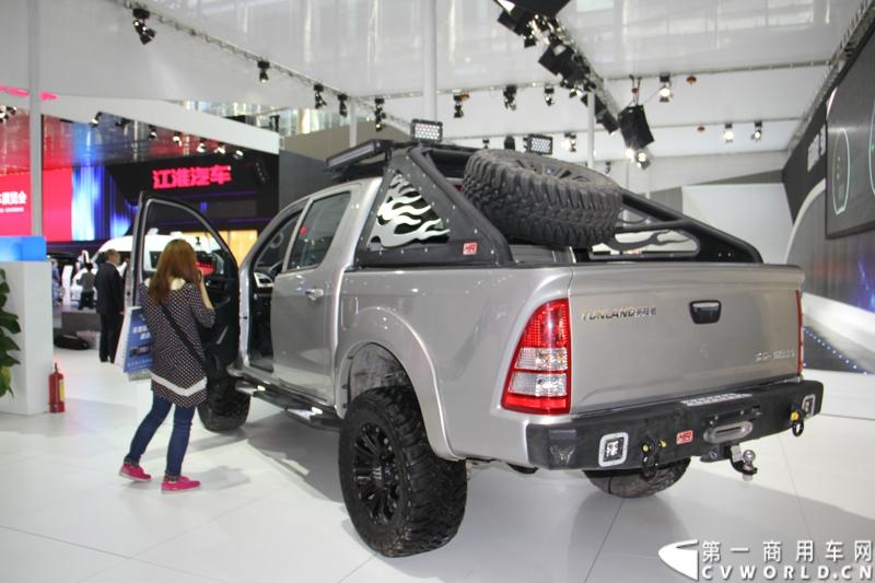 2013年11月21日，第十一届广州国际车展盛大开幕，福田汽车携旗下蒙派克S级、蒙派克E级、风景、拓陆者以及萨普征服者皮卡等7款重点产品亮相。车展现场，福田汽车正式发布2014新品路线图，同时现场揭晓了福田汽车南极品质之旅活动中“极地司机”和“极地梦想家”的最终名单。图为拓陆者高端皮卡 。