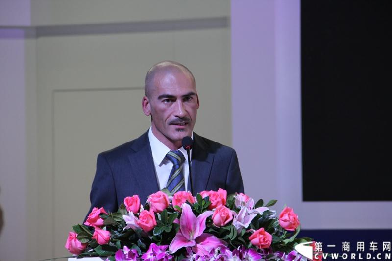 11月21日，为期10天的第十一届广州国际车展在热烈的氛围中拉开帷幕。本次车展以“引领方向 驾驭未来”为主题，来自全球各地的著名汽车厂商纷纷借此机会推出旗下新品，国内知名商用车制造企业南京依维柯双拳出击，重磅推出两款新品依维柯“Power daily2014”（“新宝迪2014”）和“跃进上骏X300”，成为商用车阵营中的一大亮点。图为意大利依维柯产品总监介绍依维柯“Power daily2014