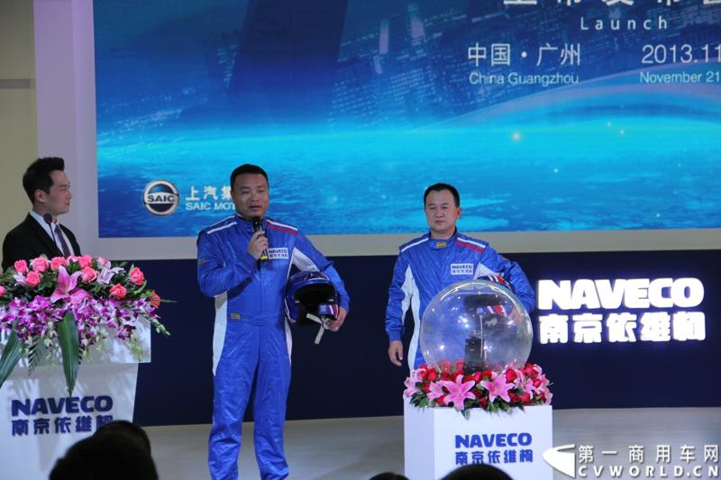11月21日，为期10天的第十一届广州国际车展在热烈的氛围中拉开帷幕。本次车展以“引领方向 驾驭未来”为主题，来自全球各地的著名汽车厂商纷纷借此机会推出旗下新品，国内知名商用车制造企业南京依维柯双拳出击，重磅推出两款新品依维柯“Power daily2014”（“新宝迪2014”）和“跃进上骏X300”，成为商用车阵营中的一大亮点。图为著名主持、越野车手人沙桐介绍依维柯PowerDaily2014
