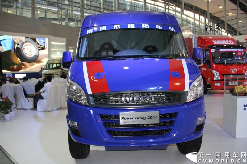 11月21日，为期10天的第十一届广州国际车展在热烈的氛围中拉开帷幕。本次车展以“引领方向 驾驭未来”为主题，来自全球各地的著名汽车厂商纷纷借此机会推出旗下新品，国内知名商用车制造企业南京依维柯双拳出击，重磅推出两款新品依维柯“Power daily2014”（“新宝迪2014”）和“跃进上骏X300”，成为商用车阵营中的一大亮点。图为参加2013中国首届越野拉力赛并获奖的依维柯PowerDail