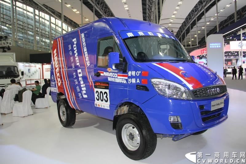 11月21日，为期10天的第十一届广州国际车展在热烈的氛围中拉开帷幕。本次车展以“引领方向 驾驭未来”为主题，来自全球各地的著名汽车厂商纷纷借此机会推出旗下新品，国内知名商用车制造企业南京依维柯双拳出击，重磅推出两款新品依维柯“Power daily2014”（“新宝迪2014”）和“跃进上骏X300”，成为商用车阵营中的一大亮点。图为参加2013中国首届越野拉力赛并获奖的依维柯PowerDail
