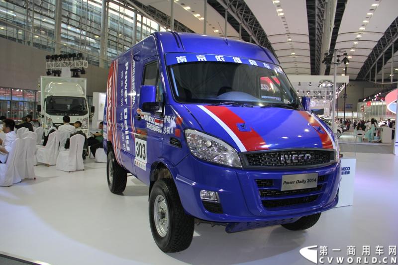11月21日，为期10天的第十一届广州国际车展在热烈的氛围中拉开帷幕。本次车展以“引领方向 驾驭未来”为主题，来自全球各地的著名汽车厂商纷纷借此机会推出旗下新品，国内知名商用车制造企业南京依维柯双拳出击，重磅推出两款新品依维柯“Power daily2014”（“新宝迪2014”）和“跃进上骏X300”，成为商用车阵营中的一大亮点。图为参加2013中国首届越野拉力赛并获奖的依维柯PowerDail
