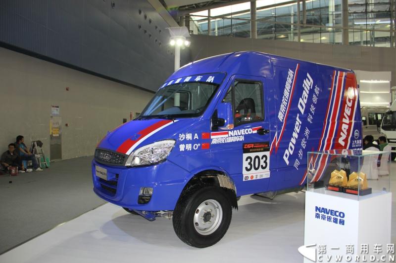 11月21日，为期10天的第十一届广州国际车展在热烈的氛围中拉开帷幕。本次车展以“引领方向 驾驭未来”为主题，来自全球各地的著名汽车厂商纷纷借此机会推出旗下新品，国内知名商用车制造企业南京依维柯双拳出击，重磅推出两款新品依维柯“Power daily2014”（“新宝迪2014”）和“跃进上骏X300”，成为商用车阵营中的一大亮点。图为参加2013中国首届越野拉力赛并获奖的依维柯PowerDail