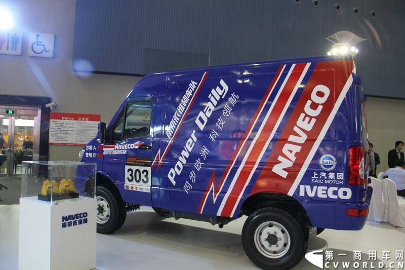 11月21日，为期10天的第十一届广州国际车展在热烈的氛围中拉开帷幕。本次车展以“引领方向 驾驭未来”为主题，来自全球各地的著名汽车厂商纷纷借此机会推出旗下新品，国内知名商用车制造企业南京依维柯双拳出击，重磅推出两款新品依维柯“Power daily2014”（“新宝迪2014”）和“跃进上骏X300”，成为商用车阵营中的一大亮点。图为参加2013中国首届越野拉力赛并获奖的依维柯PowerDail