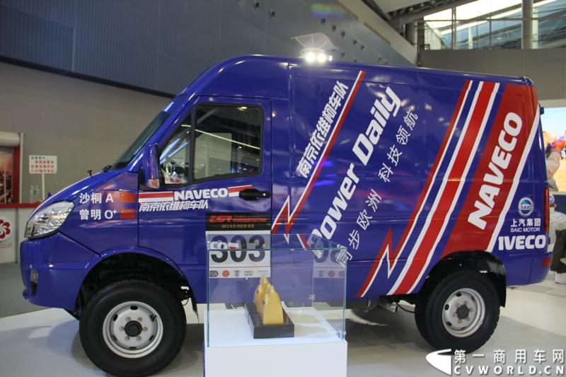 11月21日，为期10天的第十一届广州国际车展在热烈的氛围中拉开帷幕。本次车展以“引领方向 驾驭未来”为主题，来自全球各地的著名汽车厂商纷纷借此机会推出旗下新品，国内知名商用车制造企业南京依维柯双拳出击，重磅推出两款新品依维柯“Power daily2014”（“新宝迪2014”）和“跃进上骏X300”，成为商用车阵营中的一大亮点。图为参加2013中国首届越野拉力赛并获奖的依维柯PowerDail