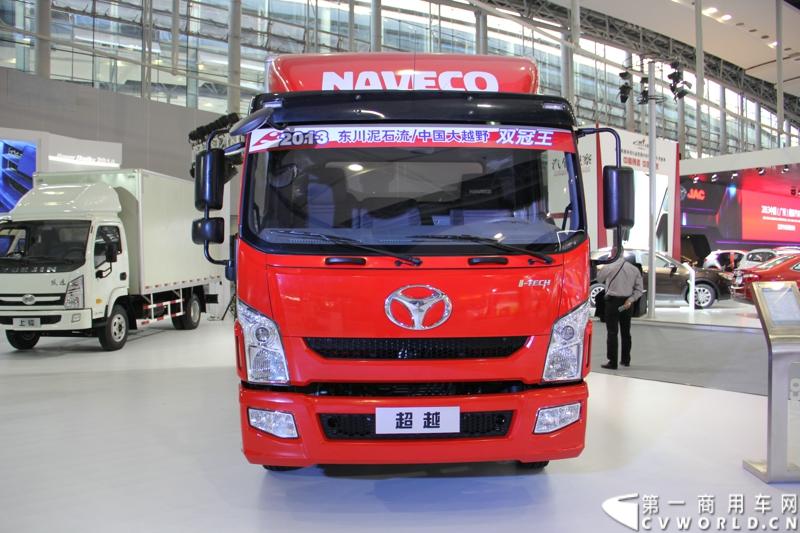 11月21日，为期10天的第十一届广州国际车展在热烈的氛围中拉开帷幕。本次车展以“引领方向 驾驭未来”为主题，来自全球各地的著名汽车厂商纷纷借此机会推出旗下新品，国内知名商用车制造企业南京依维柯双拳出击，重磅推出两款新品依维柯“Power daily2014”（“新宝迪2014”）和“跃进上骏X300”，成为商用车阵营中的一大亮点。图为南京依维柯“超越”高端轻卡。